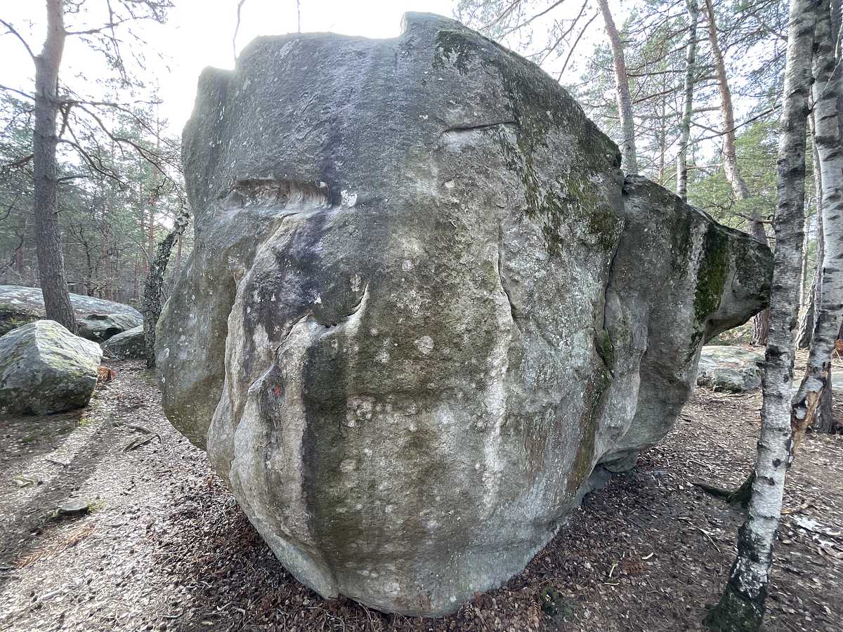 Photo du rocher avec les tracés