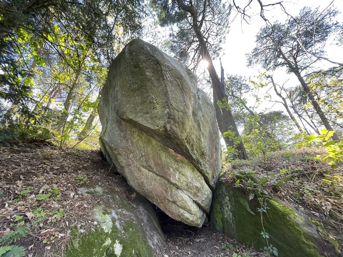 Photo du rocher avec les tracés