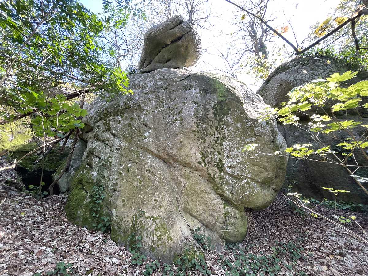 Photo du rocher avec les tracés