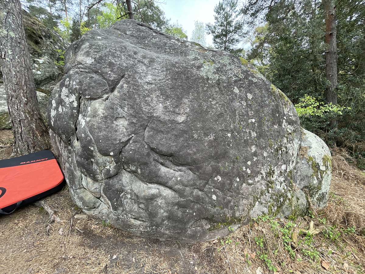 Photo du rocher avec les tracés