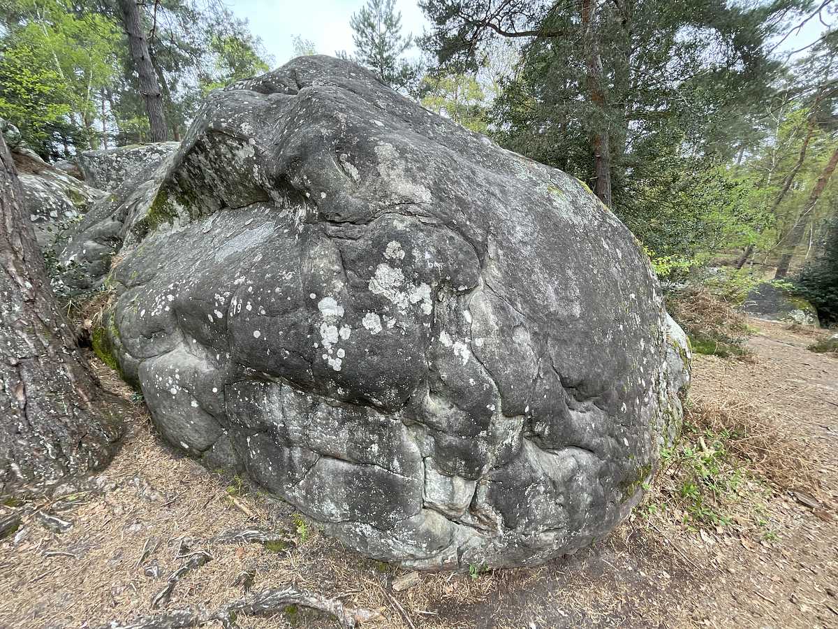 Photo du rocher avec les tracés