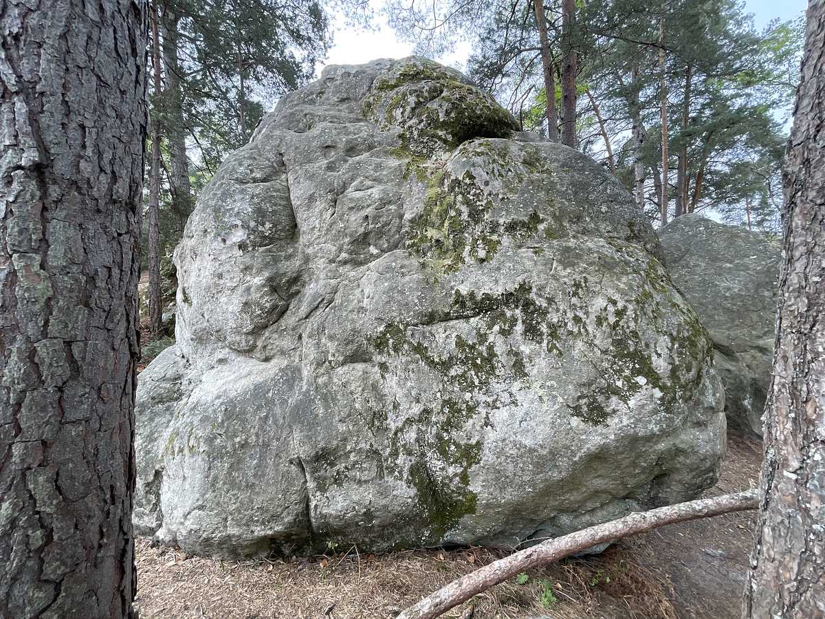 Photo du rocher avec les tracés