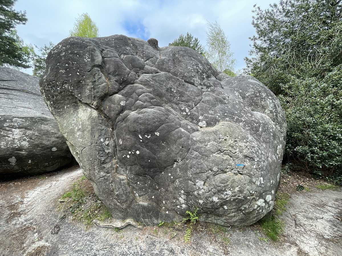 Photo du rocher avec les tracés