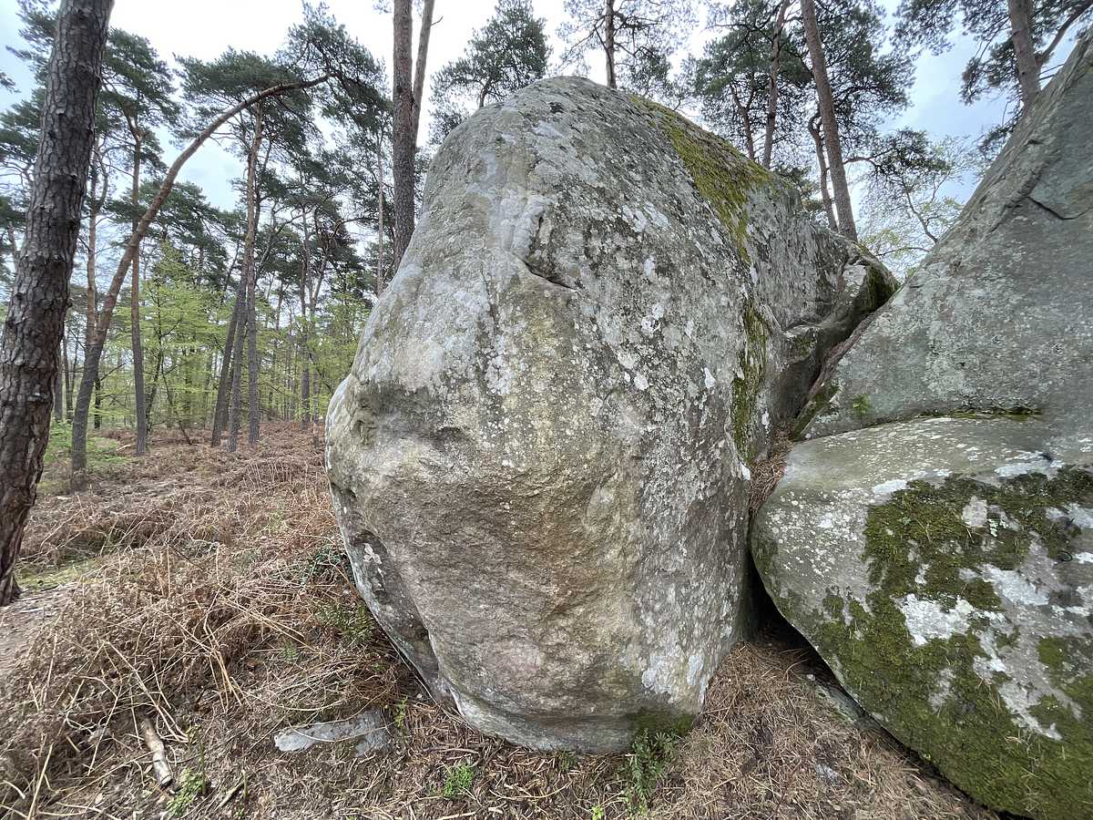 Photo du rocher avec les tracés