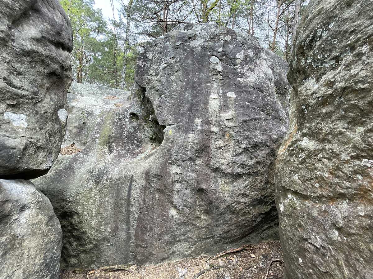 Photo du rocher avec les tracés